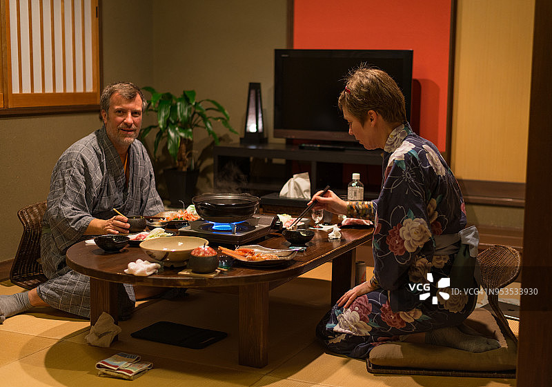 身穿浴衣的游客在日式旅馆享用怀石料理图片素材