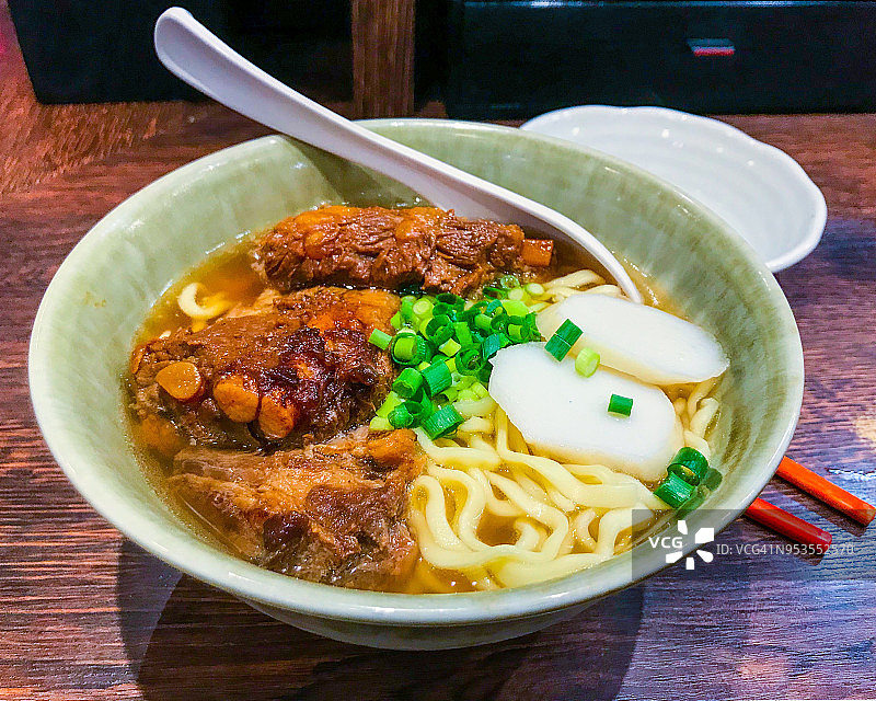 桌上冲绳排骨荞麦面图片素材