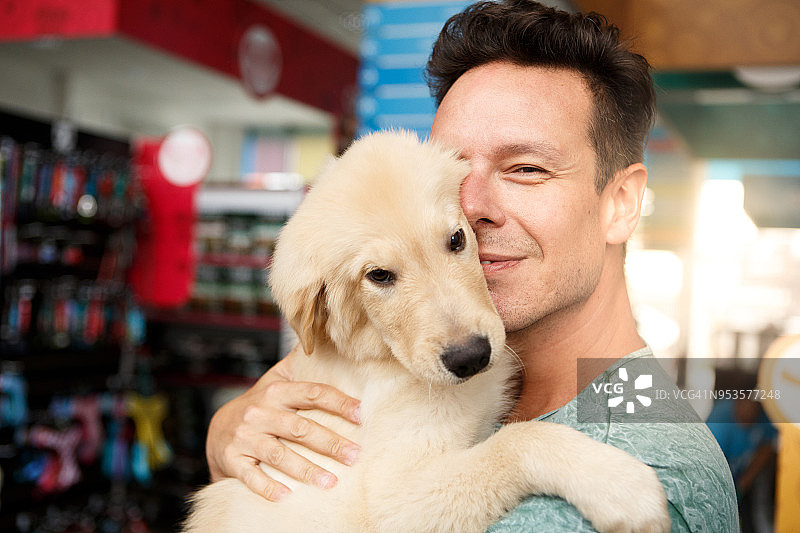 和他的狗在宠物店的男人图片素材