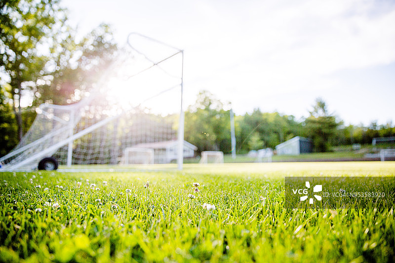 阳光下的足球球门图片素材