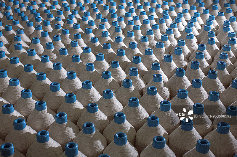 工厂里的棉纱线轴图片素材
