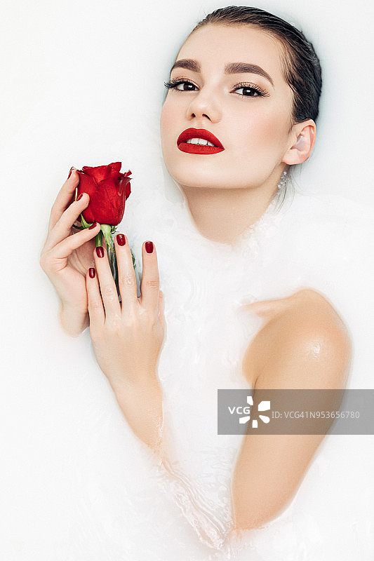享受牛奶玫瑰浴的迷人女孩图片素材