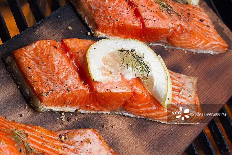 烤架上的野生三文鱼图片素材