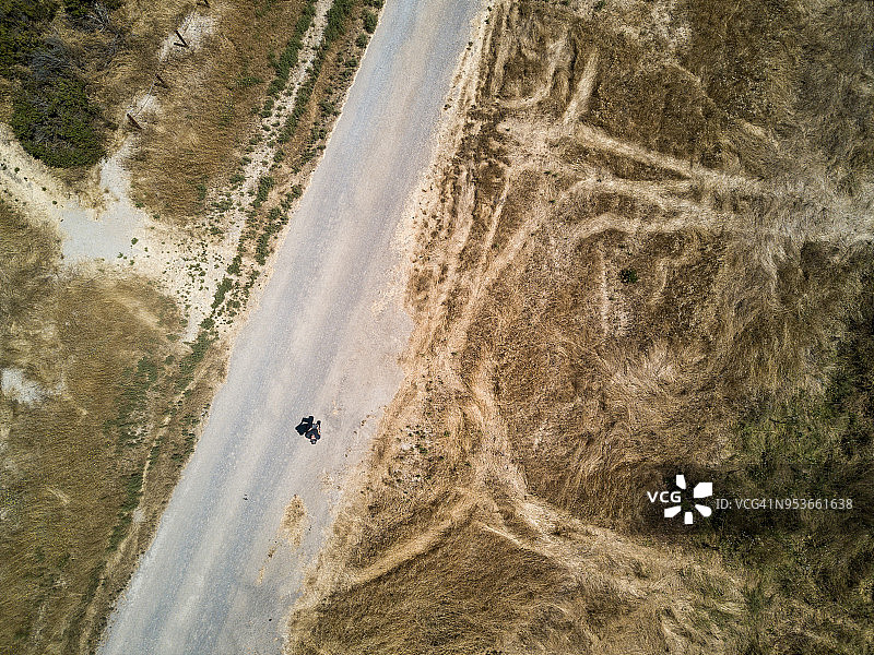 乡间小路上的行人（俯视）图片素材