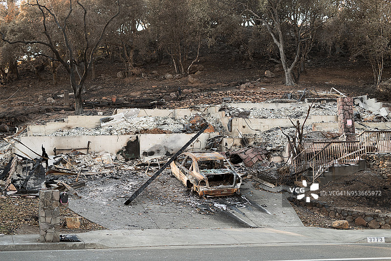 被烧毁的房屋和汽车图片素材