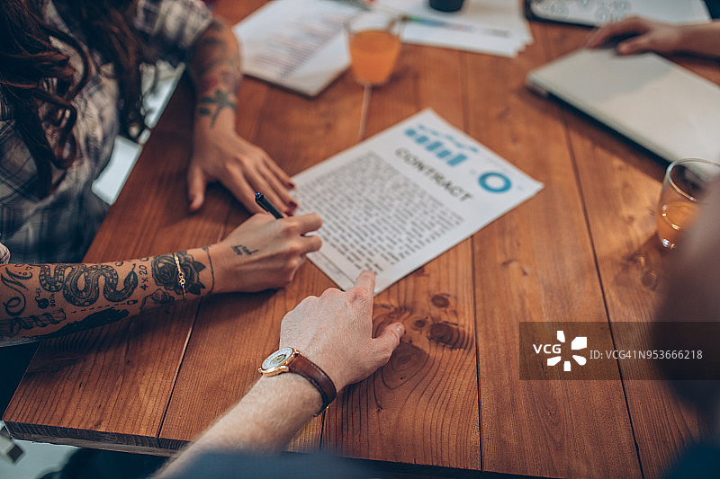 女人签署官方文件图片素材