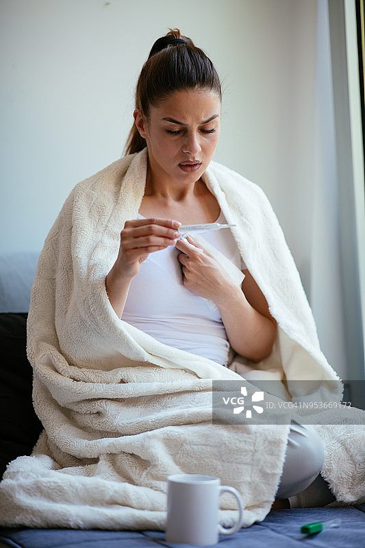 年轻女人感冒了图片素材