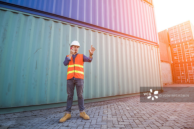 智慧工程师工头控制从货运船装载集装箱，用于进出口业务物流运输概念图片素材