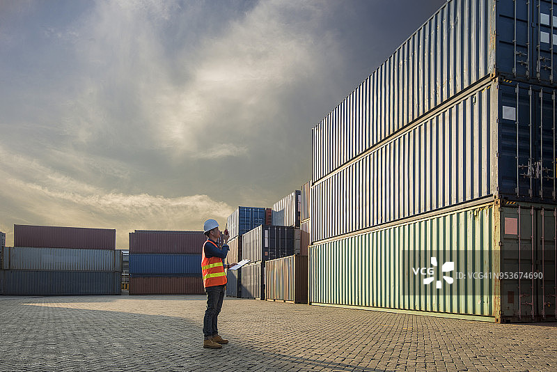 智慧工程师工头控制从货运船装载集装箱,用于进出口业务物流运输概念图片素材