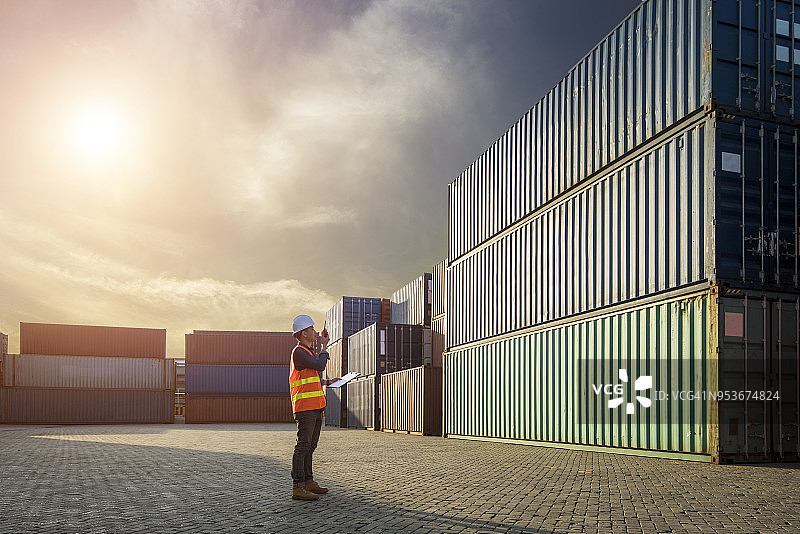 智慧工程师工头控制从货运船装载集装箱,用于进出口业务物流运输概念图片素材