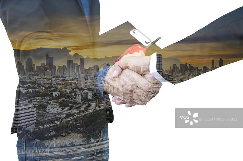 智能工程师工头商务人士在城市背景下与合作伙伴握手的抽象图片。商业物流和沟通成功会议抽象艺术双重曝光概念。图片素材