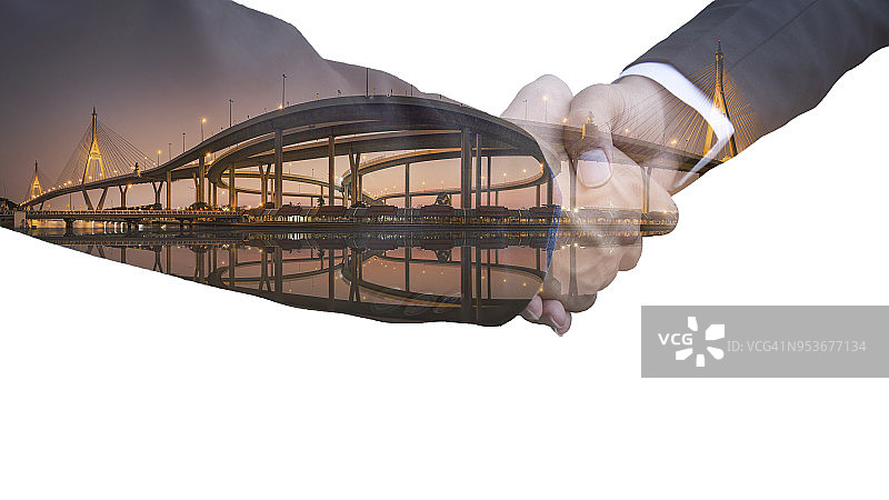 智能工程师工头商务人士在城市背景下与合作伙伴握手的抽象图片。商业物流和沟通成功会议抽象艺术双重曝光概念。图片素材