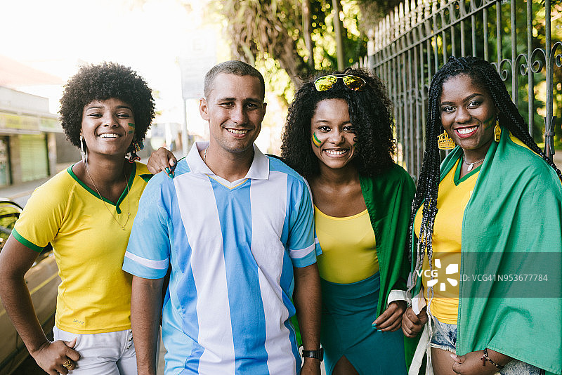 阿根廷支持者和巴西女球迷图片素材