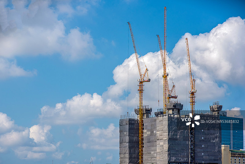 大型建筑工地，多台起重机正在建设建筑群图片素材