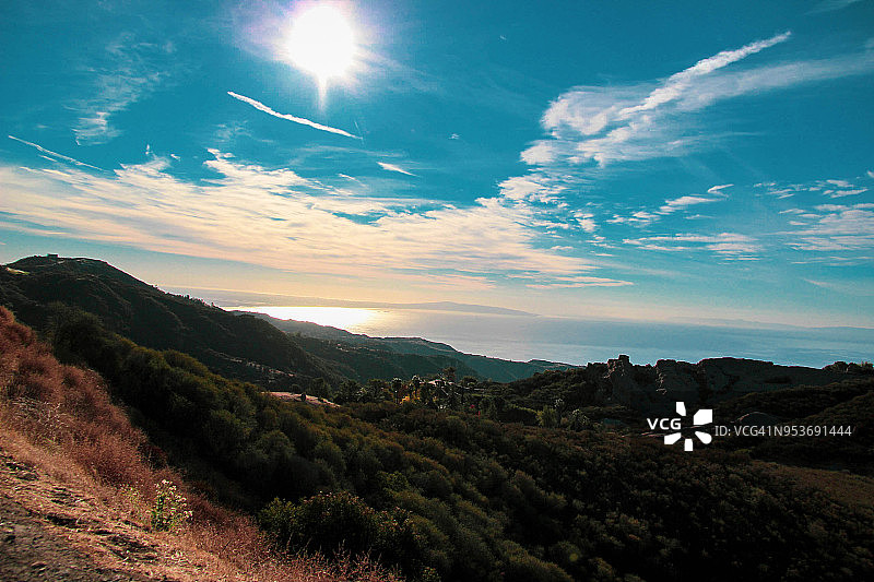 山脉和海洋上空的壮丽天空图片素材