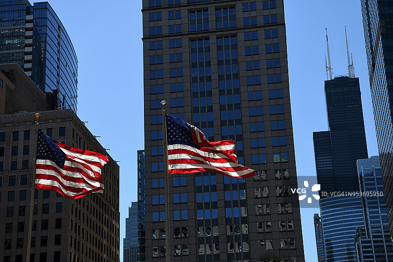 美国伊利诺伊州芝加哥市中心街道上的两面美国国旗图片素材