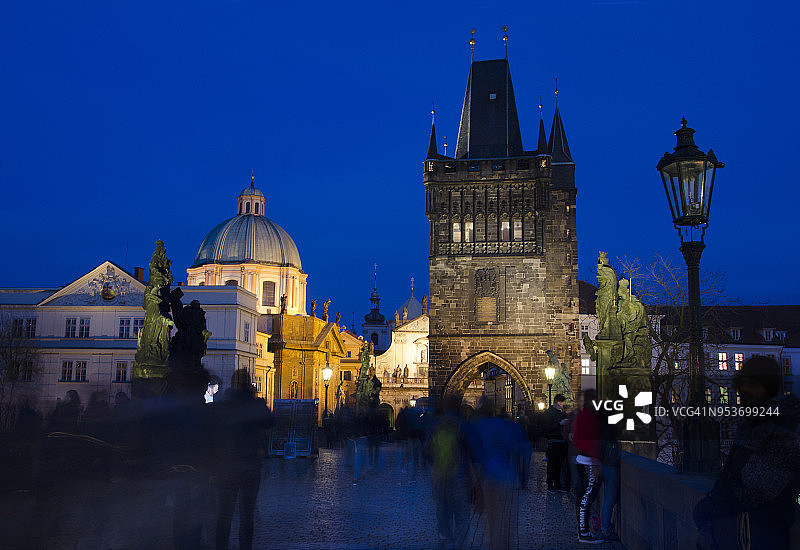 布拉格夜幕下的查理大桥图片素材