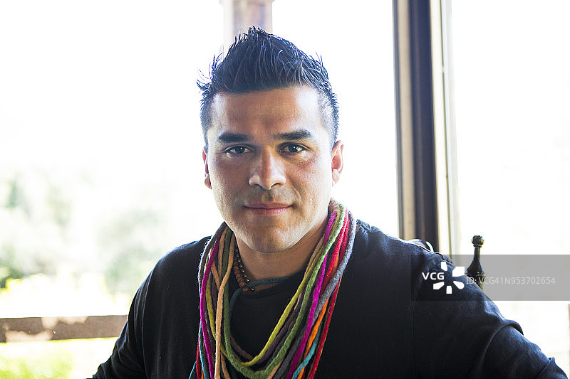 戴着彩色项链的英俊男人肖像图片素材