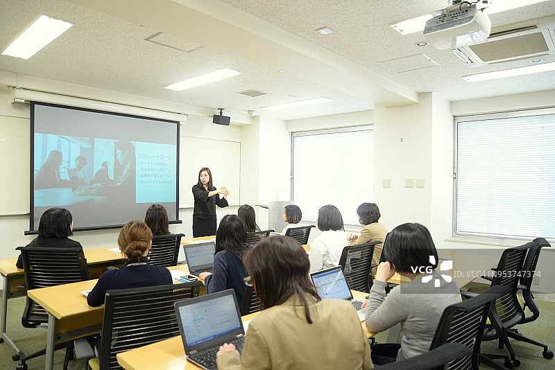 年轻女商人正在做演示图片素材