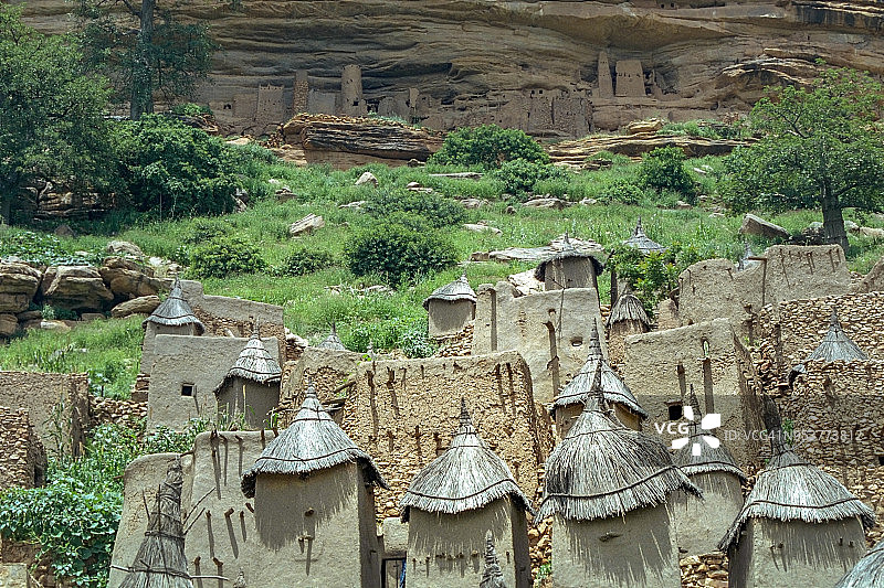马里莫普提区邦贾加拉悬崖上的多贡村庄图片素材