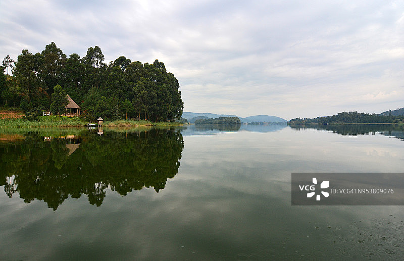 布尼奥尼湖的倒影图片素材