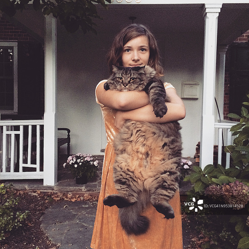 女孩和她的缅因库恩猫图片素材