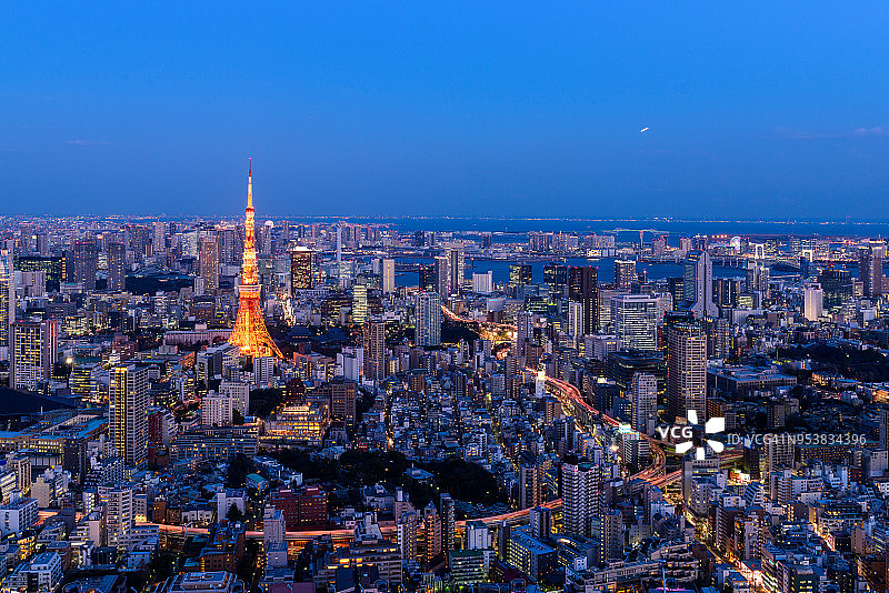 东京暮色下的天际线图片素材