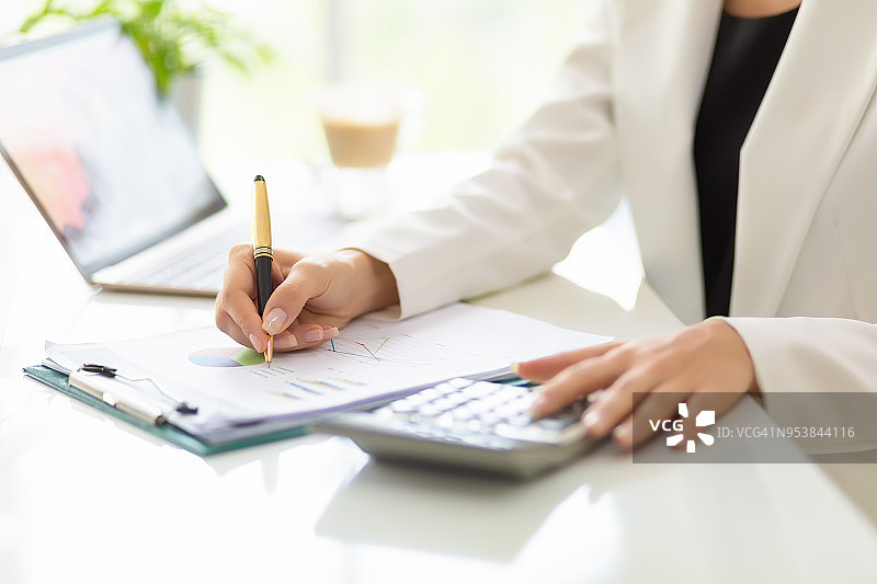 商务人士使用笔记本电脑处理商业文件图片素材