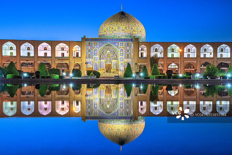 夜晚的谢赫·洛特夫拉清真寺，伊朗伊斯法罕图片素材