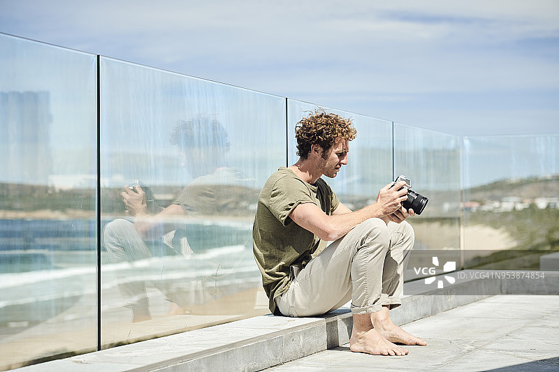使用相机的男人图片素材