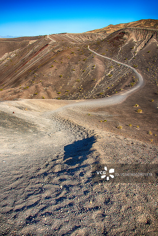 死亡谷乌贝赫比火山口沿线的步道图片素材