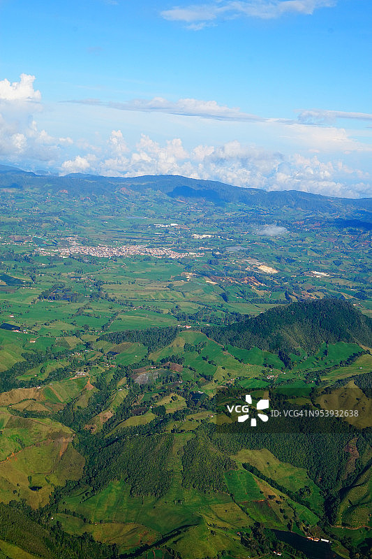 哥伦比亚麦德林附近的葱郁山区图片素材