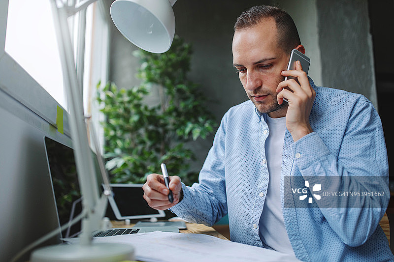 建筑师在他的办公室里图片素材