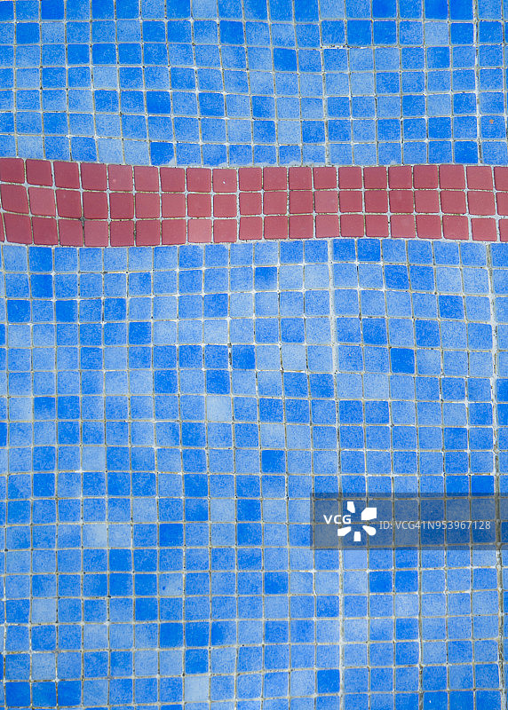 游泳池地板上的二次瓷砖规则图案图片素材