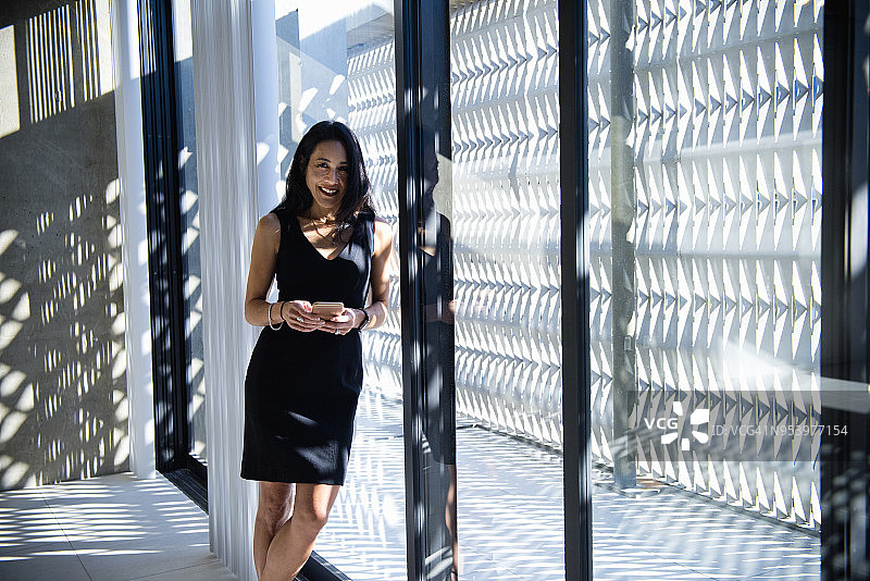 亚洲女性在新城市高档公寓的肖像图片素材