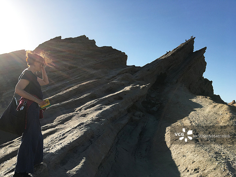 走上瓦斯奎兹巨岩的女人图片素材