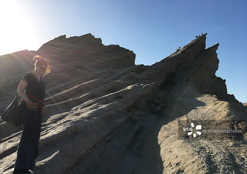 走上瓦斯奎兹巨岩的女人图片素材