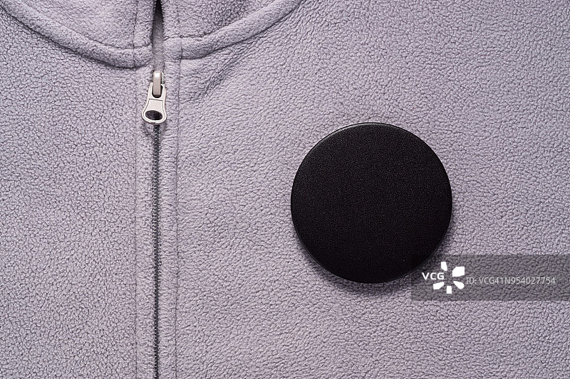 灰色布上的黑色徽章图片素材