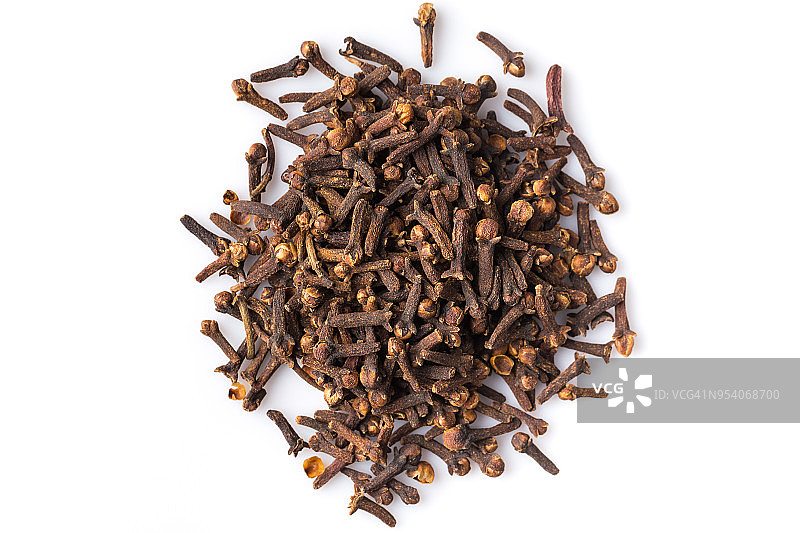 白色背景上孤立的丁香香料图片素材