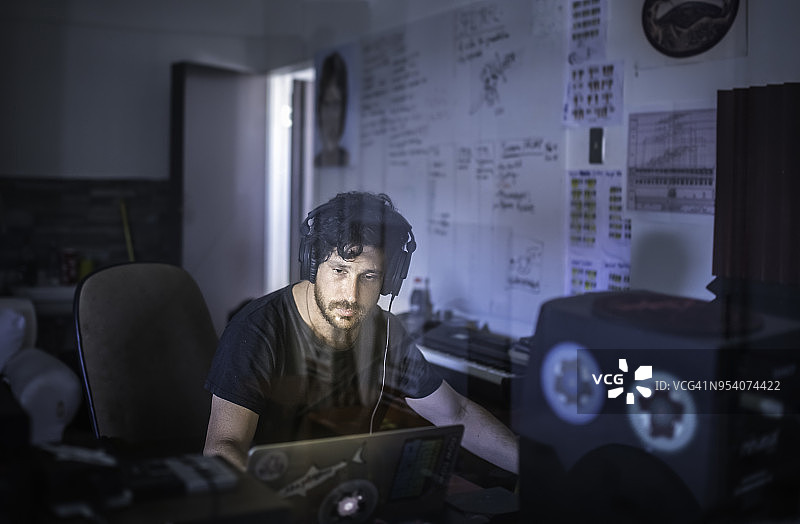 男人在录音棚录制音乐图片素材