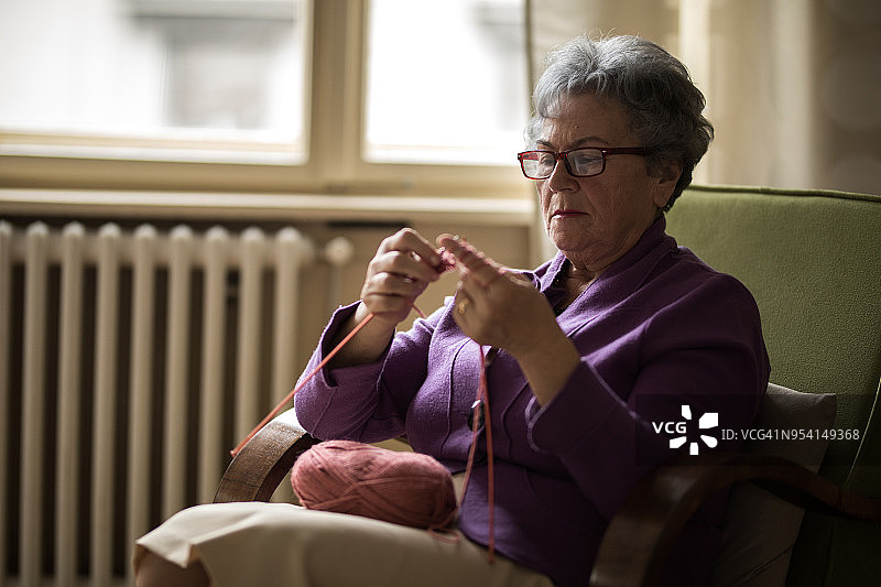 年长女性在家编织图片素材