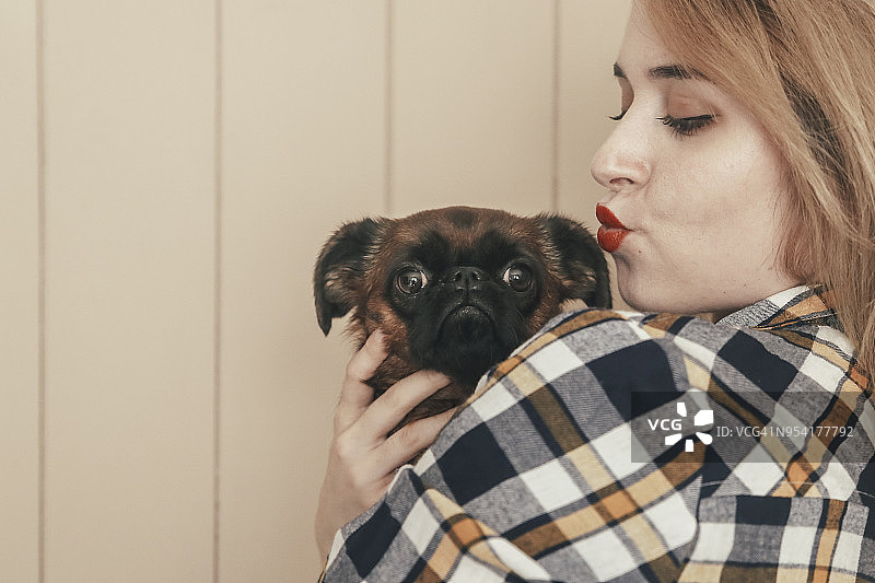 年轻女人拥抱她的狗图片素材