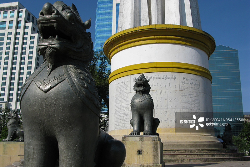 仰光市中心公园的石雕狮龙图片素材