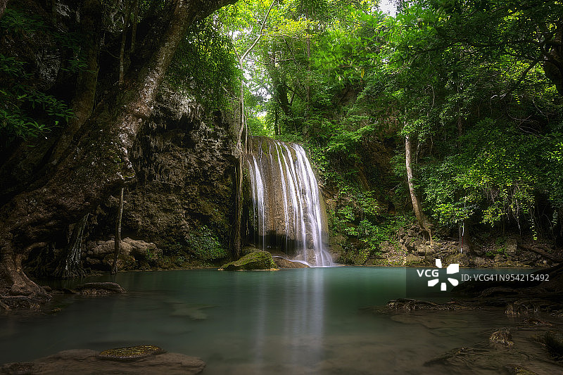 泰国北碧府爱侣湾国家公园的森林瀑布图片素材