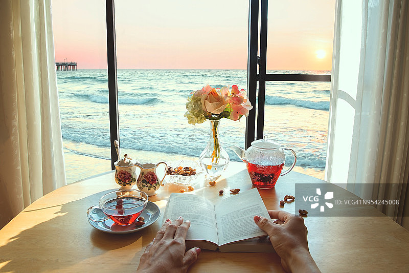 从窗户看到的沙滩景色图片素材