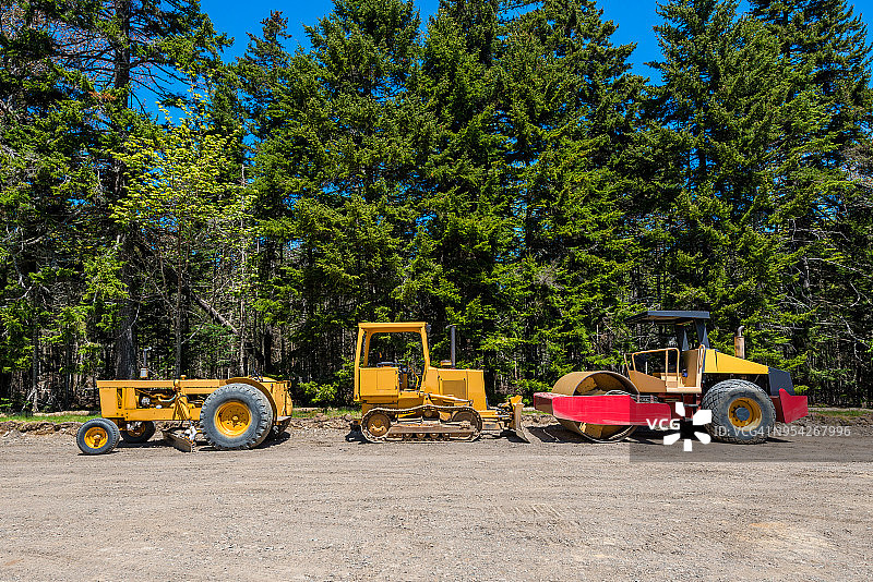 森林中道路施工现场的挖掘机图片素材