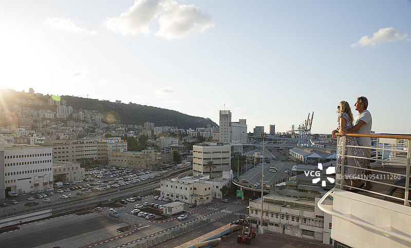 情侣从游轮观景点眺望海法图片素材
