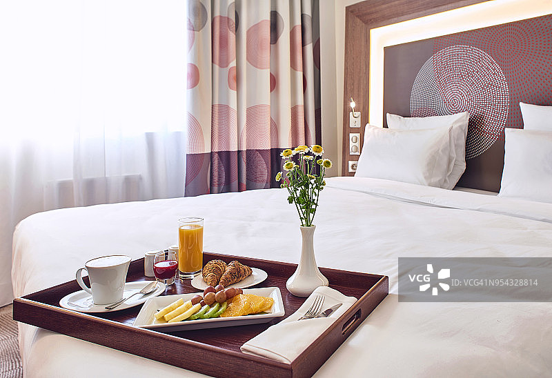 莫斯科酒店内的床上早餐图片素材