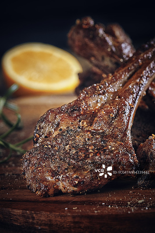 烤羊排配柠檬图片素材