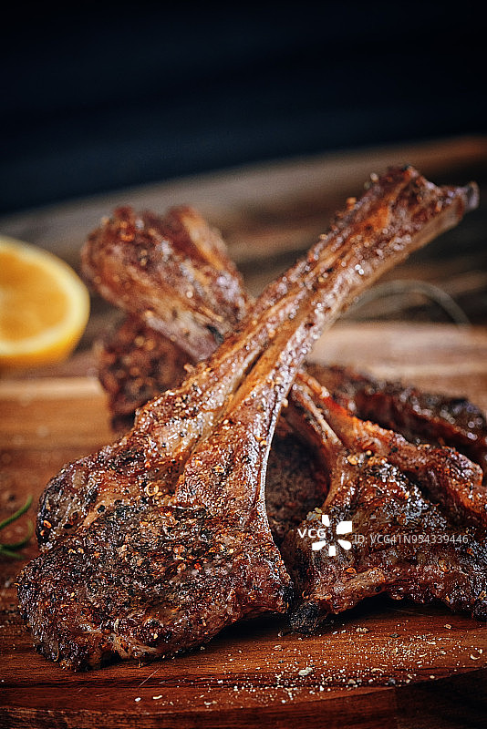 烤羊排配柠檬图片素材
